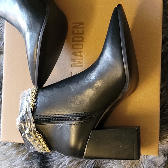 Steve Madden Perlina Black Leather Chain Booties - Picture 12 of 14